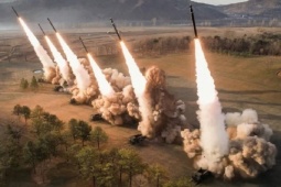 Triều Tiên phô diễn pháo phản lực siêu mạnh, bắn trúng mục tiêu hơn 350km