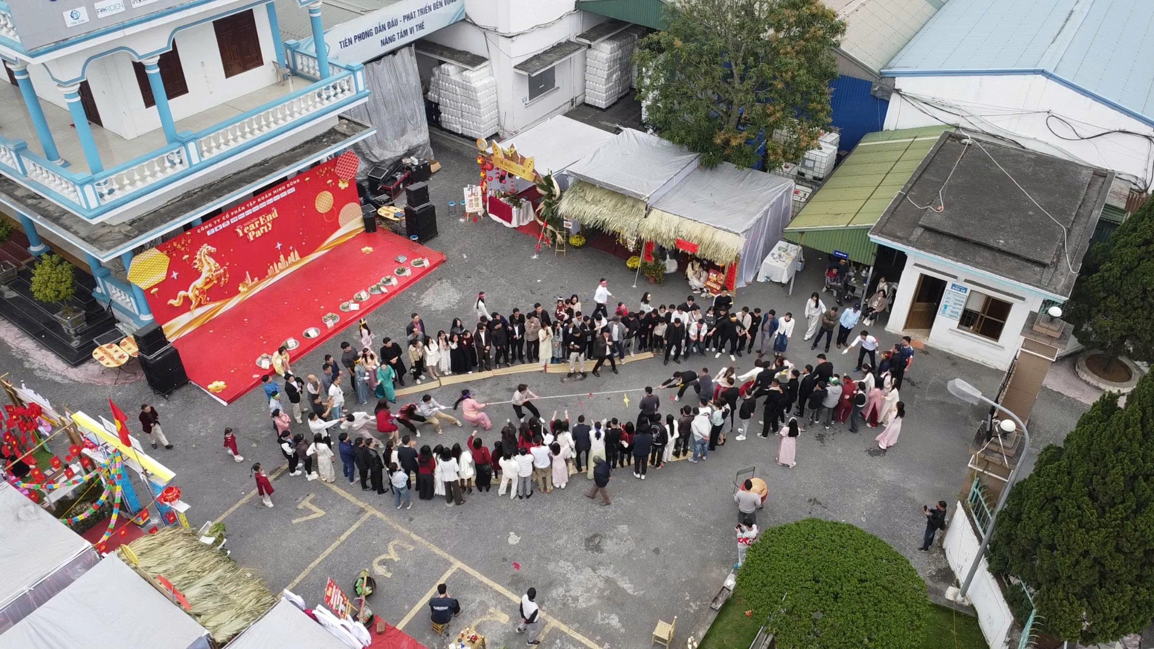 Trò chơi dân gian kéo co tạo không khí sôi nổi trong ngày hội Year End Party