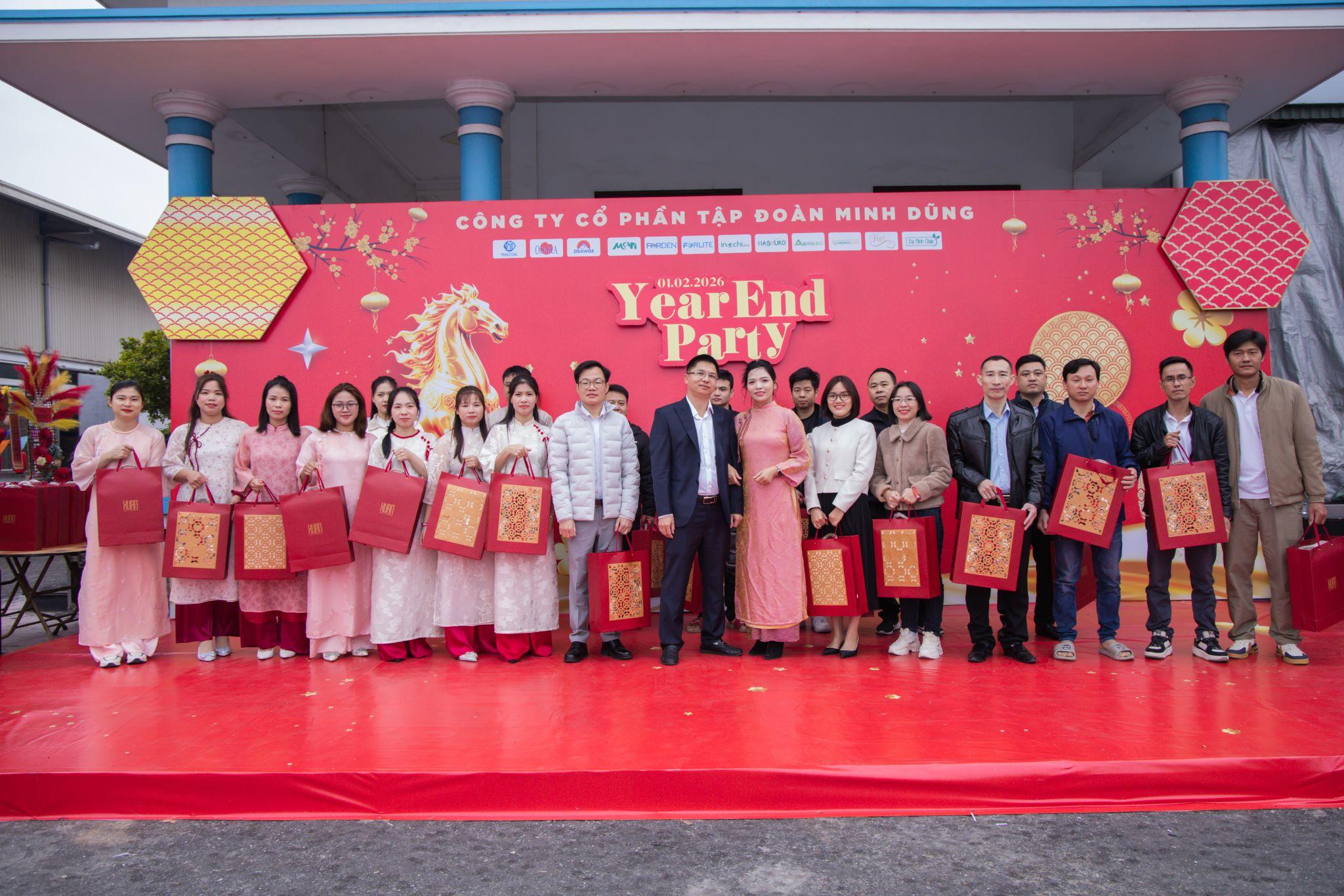 CBNV Nhà máy sản xuất Minh Dũng Group chụp ảnh cùng Ban Lãnh đạo tại Year End Party 2025