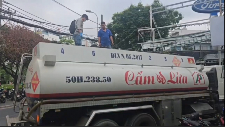 Lật tẩy 'công xưởng' sản xuất xăng RON A95 giả ở TPHCM