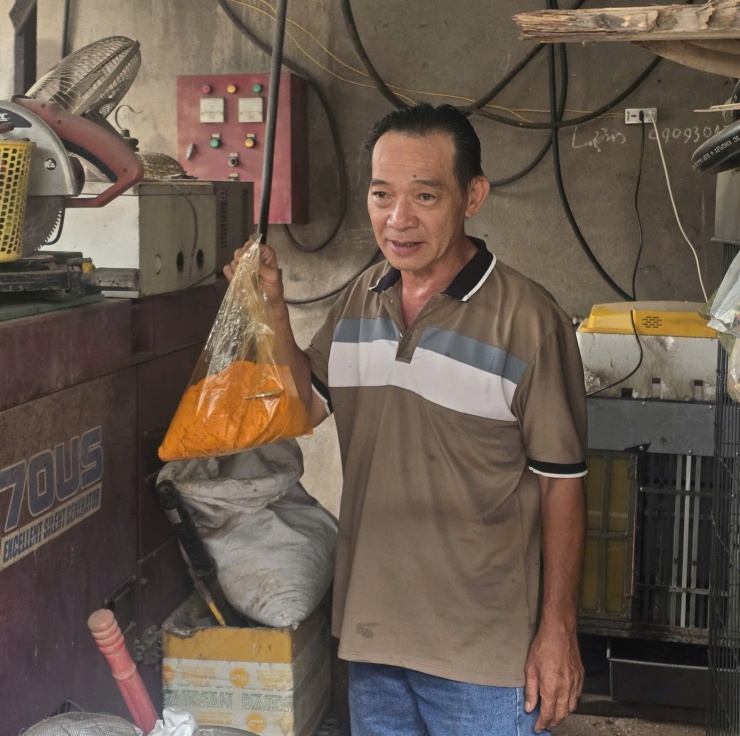 Lật tẩy 'công xưởng' sản xuất xăng RON A95 giả ở TPHCM
