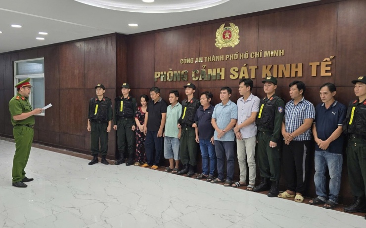 Lật tẩy 'công xưởng' sản xuất xăng RON A95 giả ở TPHCM
