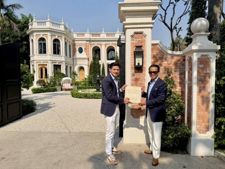 Thái Công (bên phải) và bạn đời đồng giới CEO Huy Yves tự hào khoe tổ ấm mới tại trung tâm Thảo Điền - nơi được mệnh danh 'khu nhà giàu' ở TP HCM.