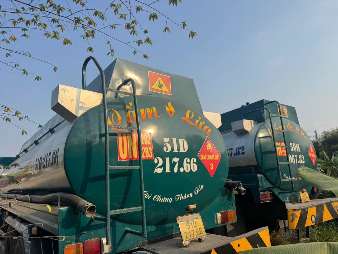 Lật tẩy 'công xưởng' sản xuất xăng RON A95 giả ở TPHCM