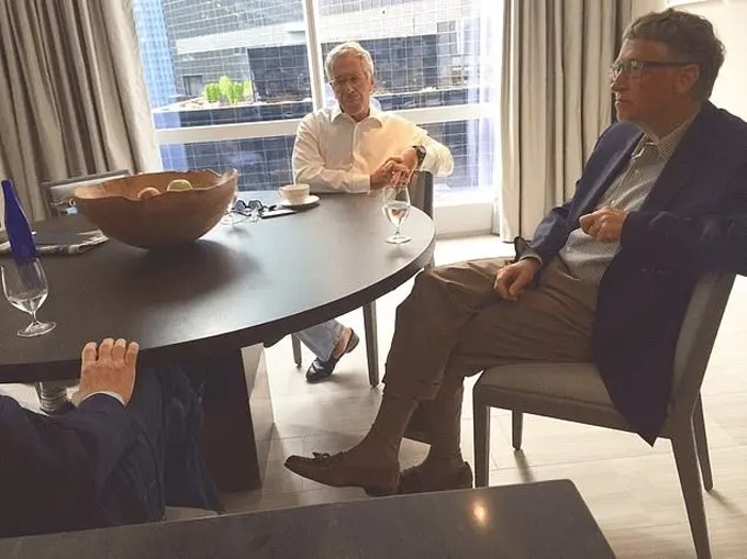 Bill Gates (phải) trong một cuộc gặp với Jeffrey Epstein (áo trắng) nhiều năm trước. Ảnh: DOJ