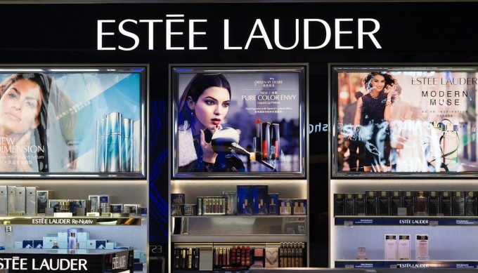 Estée Lauder bị phạt nặng vì kinh doanh mỹ phẩm chứa 'hóa chất vĩnh cửu'