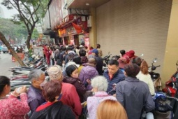 Giá vàng hôm nay mới nhất (4/2) tăng: Người mua xếp hàng chờ mua vàng từ 5h sáng