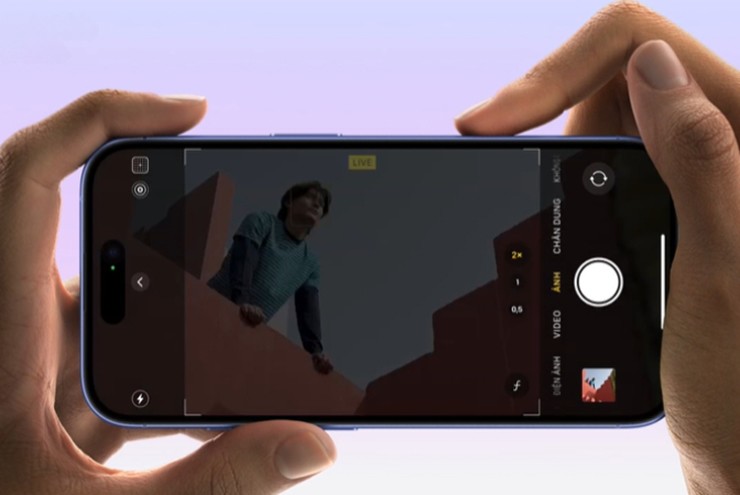 Camera hiện đại với nút điều khiển camera như iPhone 17.