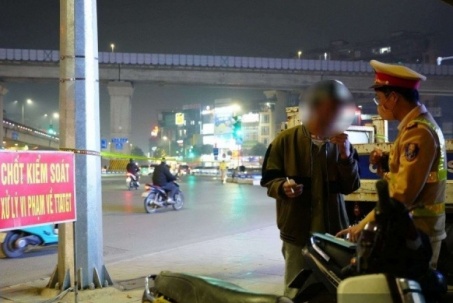 Clip: Uống 3 chén trong dịp sinh nhật cháu gái, tài xế vi phạm nồng độ cồn gấp đôi mức kịch khung