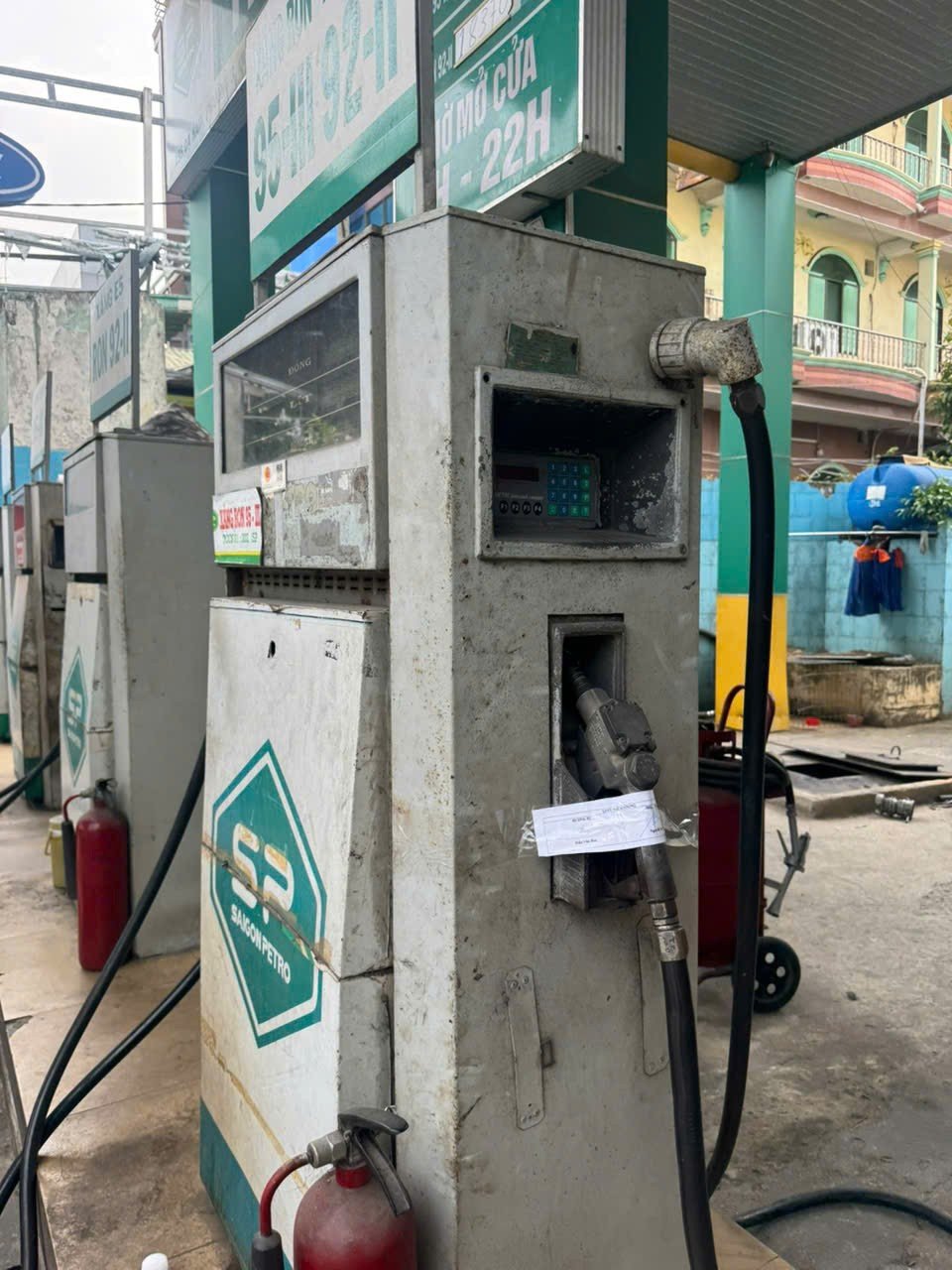 Lật tẩy 'công xưởng' sản xuất xăng RON A95 giả ở TPHCM