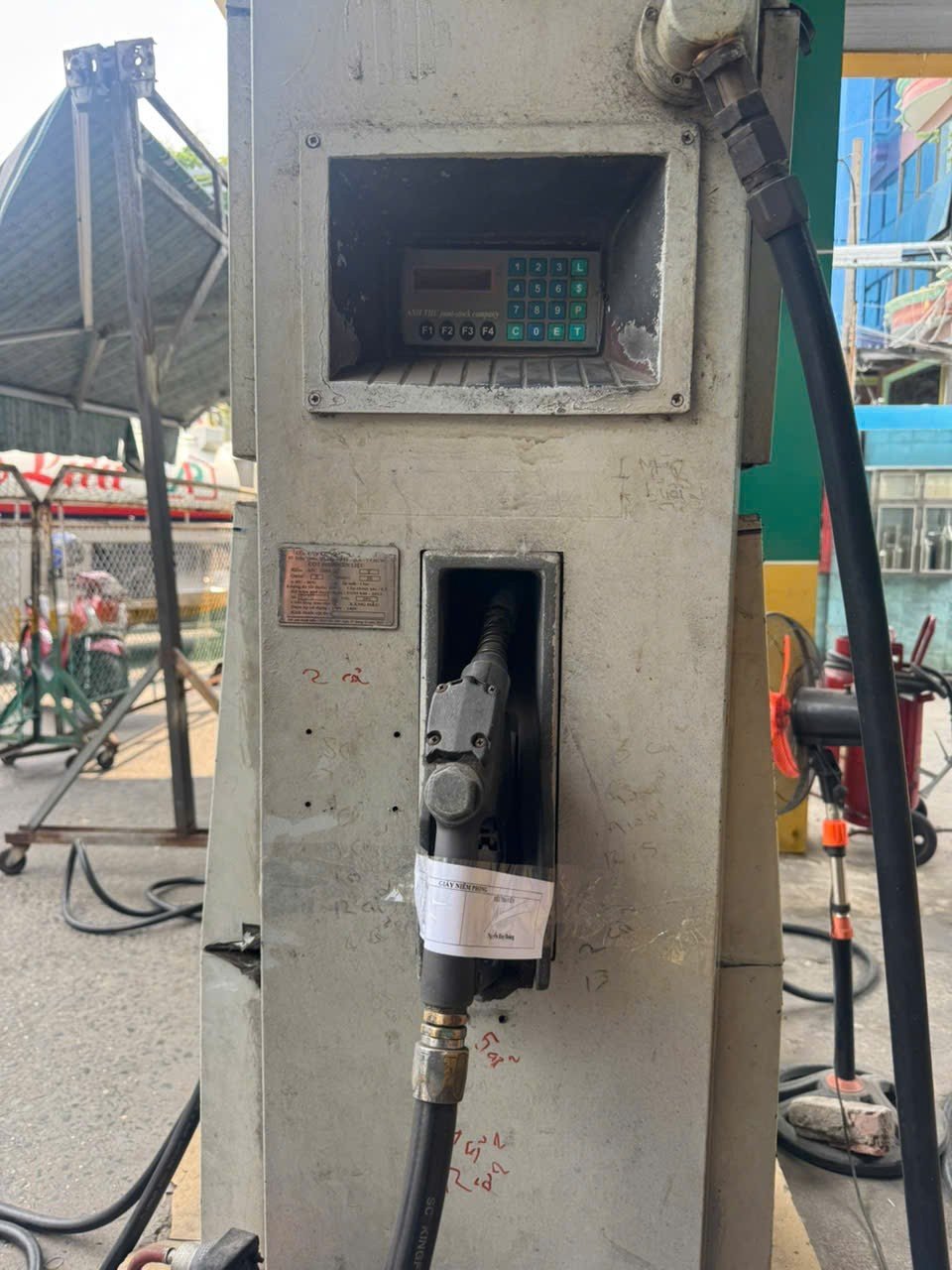 Lật tẩy 'công xưởng' sản xuất xăng RON A95 giả ở TPHCM