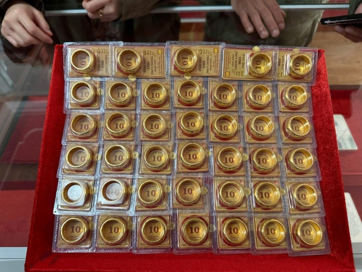 Giá vàng nhẫn nhiều nơi gần bằng giá vàng miếng SJC.