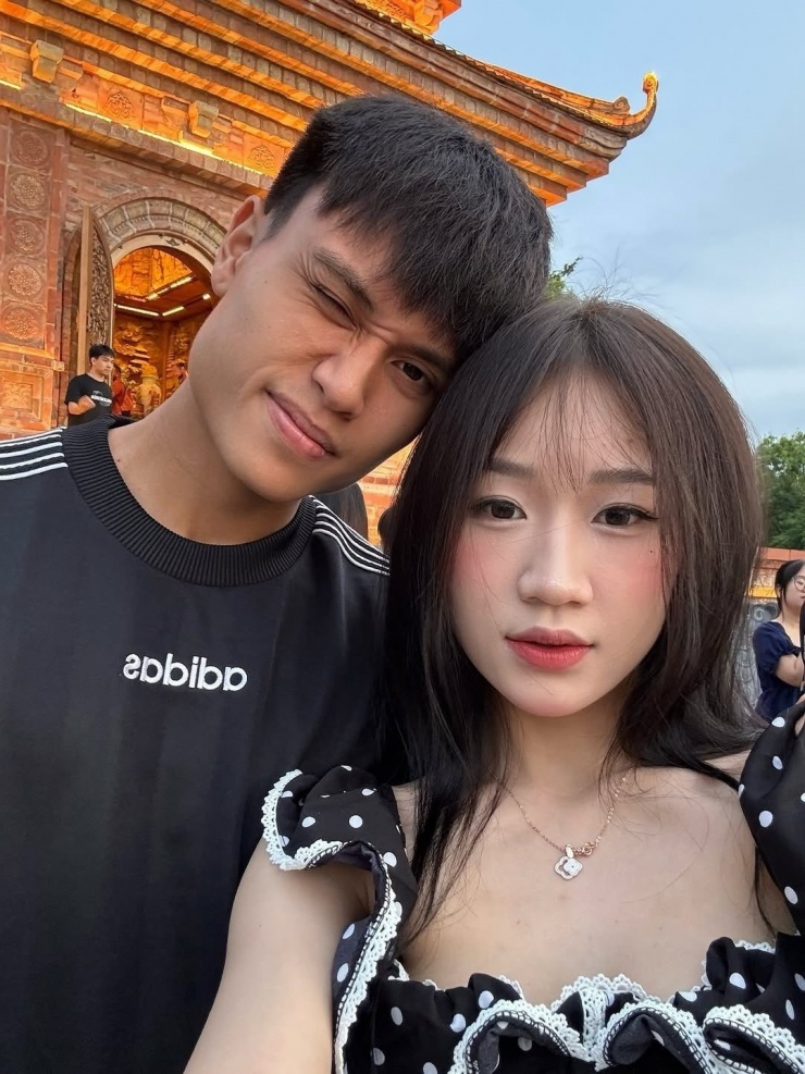 Những nàng WAGs xinh đẹp của cầu thủ U23 - 6