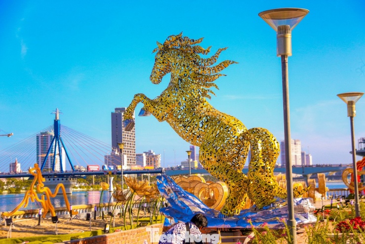 Cận cảnh linh vật ngựa cõng 94 phường, xã trên lưng - 2