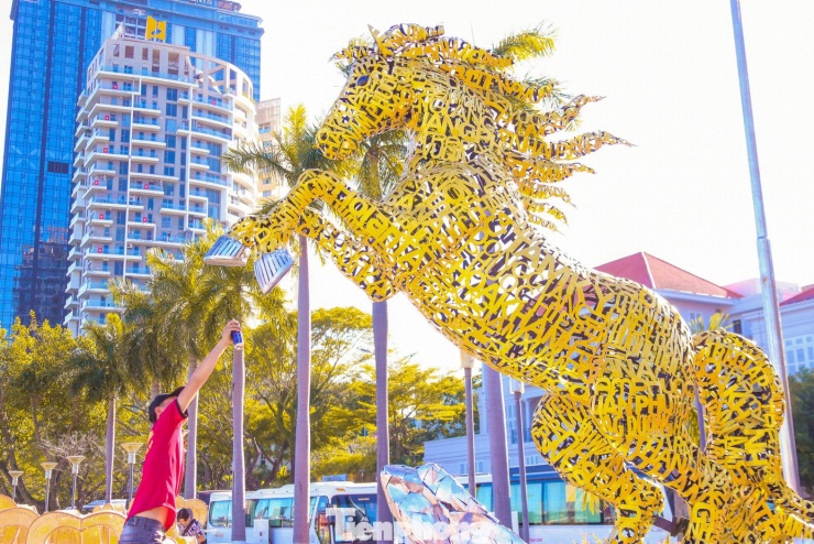 Cận cảnh linh vật ngựa cõng 94 phường, xã trên lưng - 5