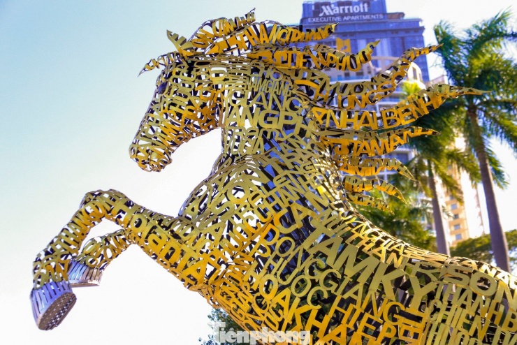 Nét độc đáo của linh vật ngựa là được ghép từ tên 94 xã, phường, đặc khu của TP. Đà Nẵng. Trên thân linh vật có thể dễ dàng nhận thấy tên các địa phương thuộc Đà Nẵng và Quảng Nam sau sáp nhập, được lắp ghép tinh tế, sắp xếp hài hòa, tạo nên tổng thể sinh động, giàu ý nghĩa biểu trưng.