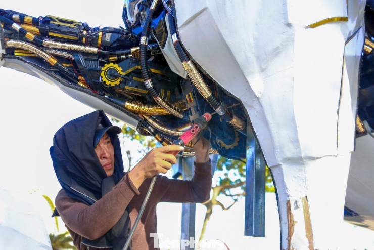 Anh Tấn Hiệp, đại diện đơn vị thi công, cho biết để hoàn thiện linh vật ngựa, đơn vị đã mất hơn 3 tháng thi công trước khi vận chuyển vào Đà Nẵng lắp đặt. Hiện công tác lắp đặt đang bước vào giai đoạn hoàn thiện cuối cùng và dự kiến đưa vào phục vụ người dân, du khách trong những ngày tới. Theo anh Hiệp, khi được lắp đặt hệ thống chiếu sáng, linh vật ngựa sẽ trở nên nổi bật, tạo hiệu ứng thị giác đẹp mắt vào ban đêm.