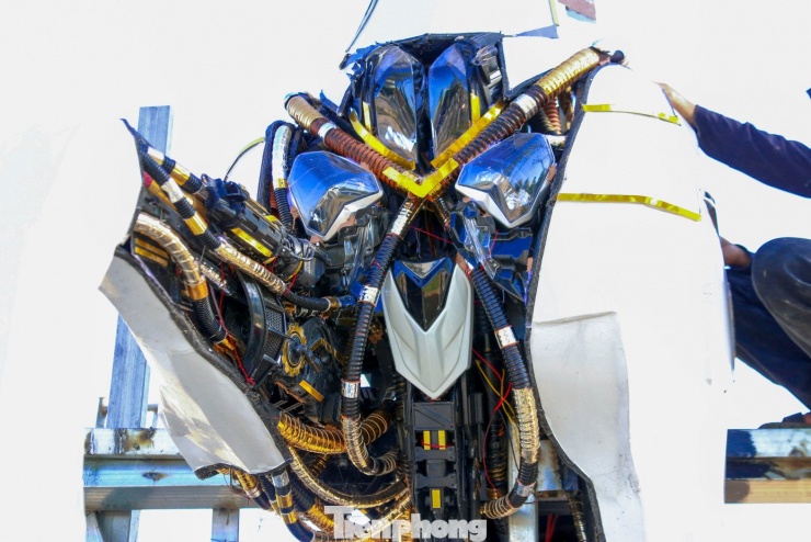 Linh vật ngựa được lắp đặt hệ thống chiếu sáng.