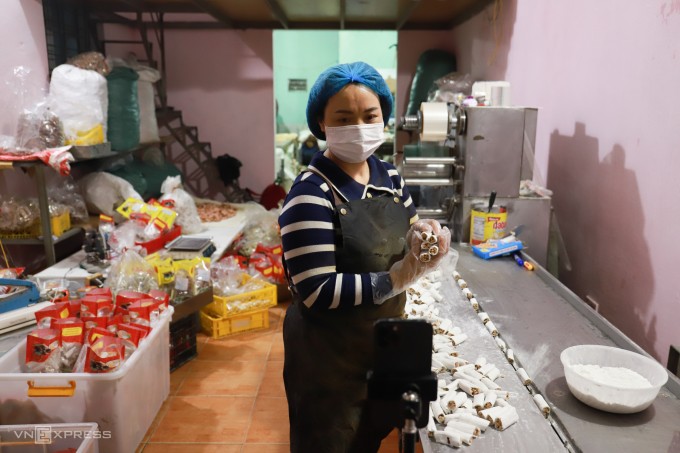 Chị Hồng Gấm livestream giới thiệu sản phẩm kẹo lạc cho khách trên TikTok, đêm 22/1. Ảnh: Nga Thanh