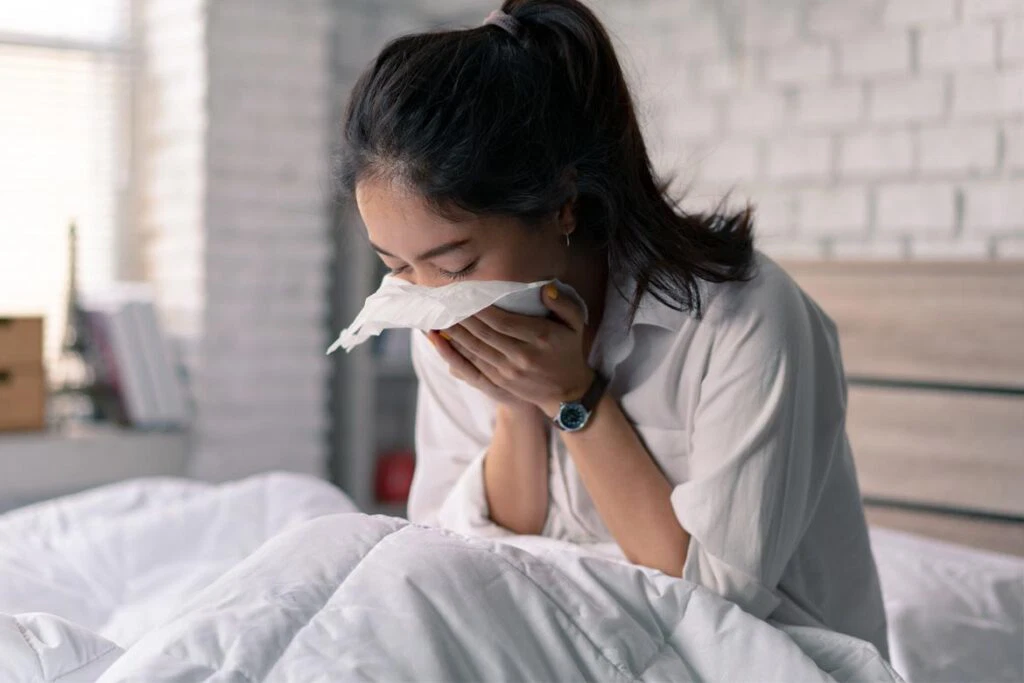 Ở người có hệ miễn dịch suy yếu, cơ thể không thể nhận biết và phản ứng kịp thời với sự xâm nhập của độc tố từ nấm mốc