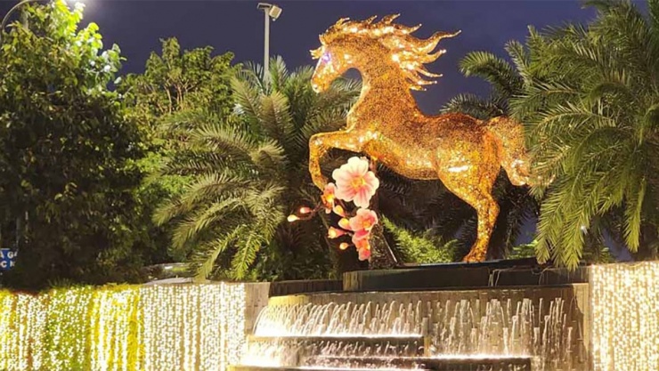 Linh vật ngựa vàng tại khu vực thác nước lối vào nhà ga T2, Sân bay quốc tế Đà Nẵng. (Ảnh: Đinh Văn Tâm)