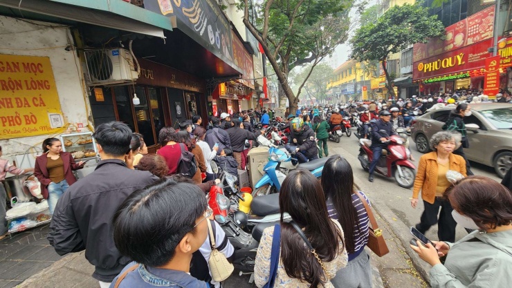 Giá vàng hôm nay mới nhất (6/2) tăng giảm thất thường: Người mua xếp hàng kín vỉa hè dù bị "nợ vàng" cả tháng