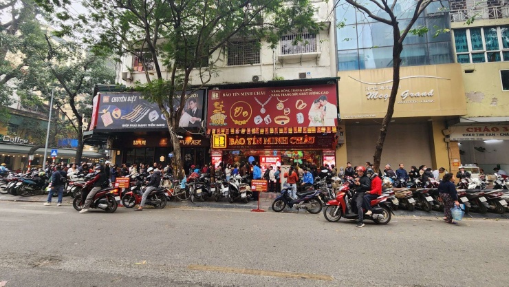 Giá vàng hôm nay mới nhất (6/2) tăng giảm thất thường: Người mua xếp hàng kín vỉa hè dù bị "nợ vàng" cả tháng