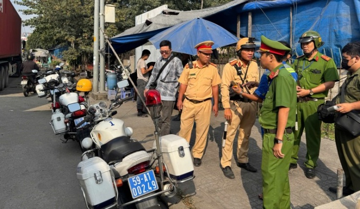 Công an kiểm soát TTATGT.