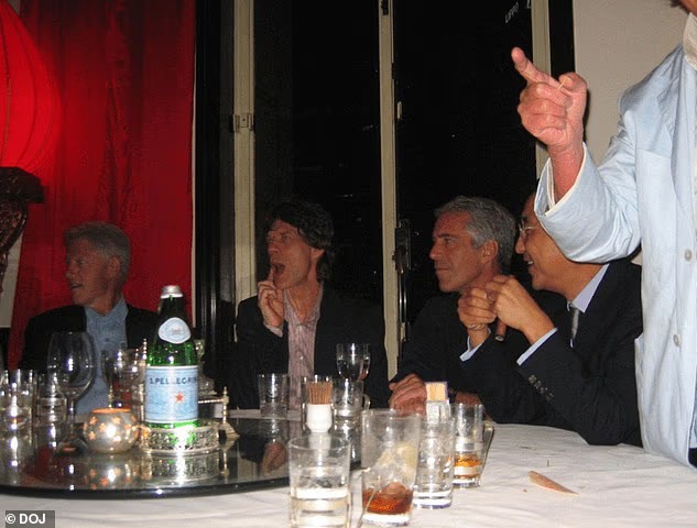 Mick Jagger ngồi giữa cựu Tổng thống Bill Clinton và Jeffrey Epstein trong một nhà hàng.