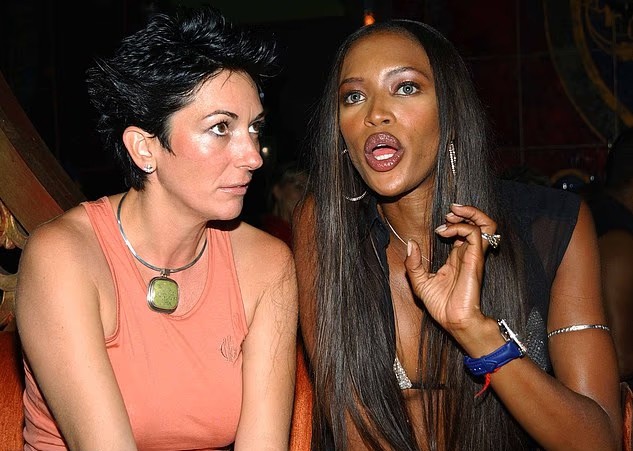 Naomi Campbell (phải) và Ghislaine Maxwell - cộng sự thân cận lâu năm của Jeffrey Epstein, hiện bị tuyên án 20 năm tù vì tội buôn bán tình dục trẻ em.