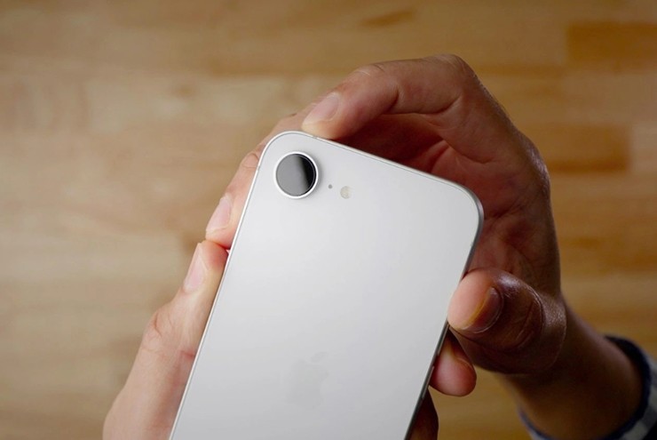 ... nhưng mặt sau vẫn là camera duy nhất như iPhone 16e.