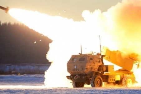 Mỹ triển khai hệ thống HIMARS tập trận bắn đạn thật cách biên giới Nga 50 km