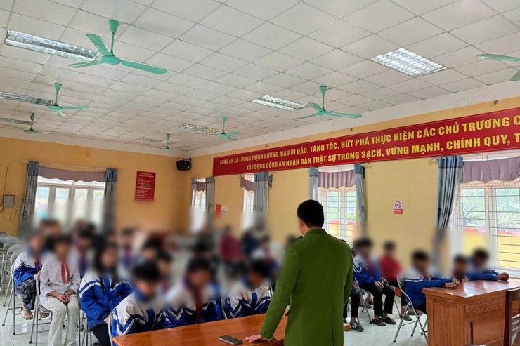 Công an xã Lương Thịnh mời 27 em học sinh đến trụ sở để tuyên truyền. Ảnh: BCA