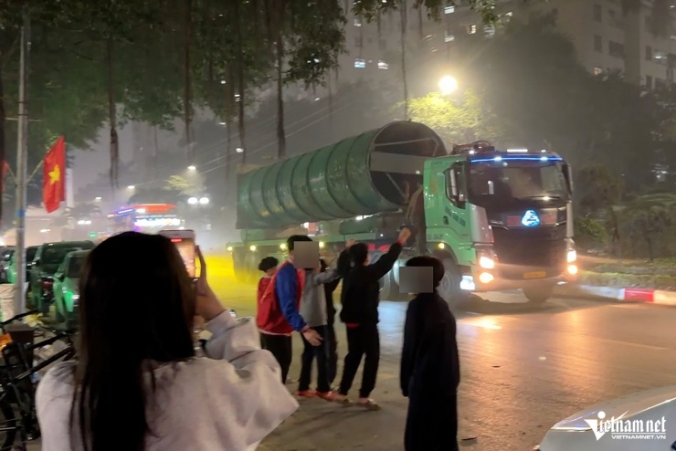 Một nhóm trẻ em "săn kèn" trên đường Phúc La (Hà Nội). Ảnh: Đình Hiếu