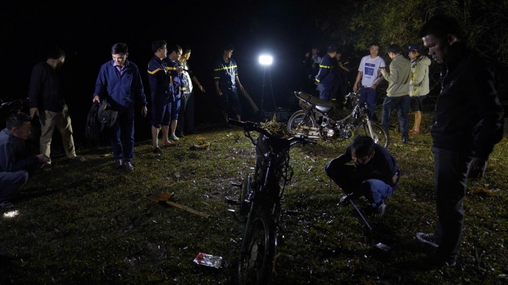 Lực lượng chức năng trục vớt 2 xe máy mà các đối tượng dùng gây án đã phi tang xuống Biển Hồ. Ảnh: CACC