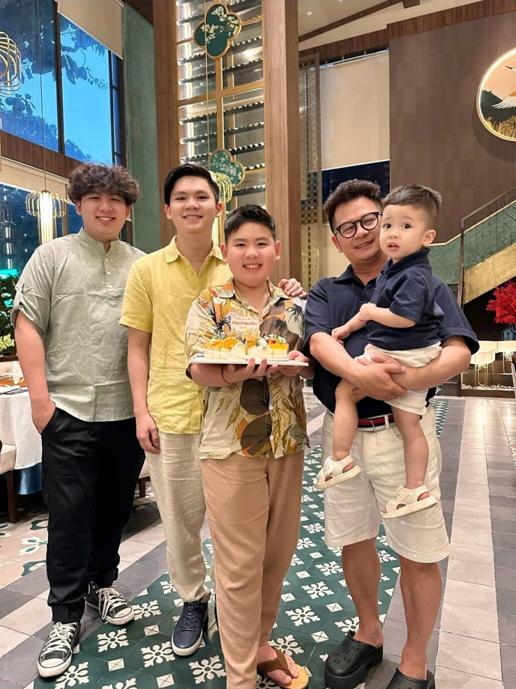 Lấy vợ lệch tuổi như 'chú - cháu', 3 nam ca sĩ của showbiz Việt có hôn nhân như mơ - 13