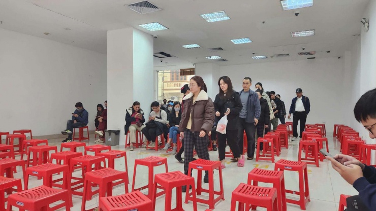Đông đảo người mua chờ đợi từ sáng sớm đến hơn 10 giờ sáng mới được vào cửa hàng mua vàng. Ảnh: Thái Nguyễn