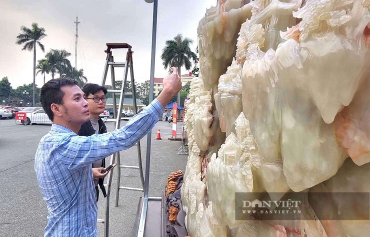 Bức tranh "Sơn Thủy" làm từ ngọc Olic "hút" khách tham quan, chụp ảnh. Ảnh: Vũ Thượng&nbsp;