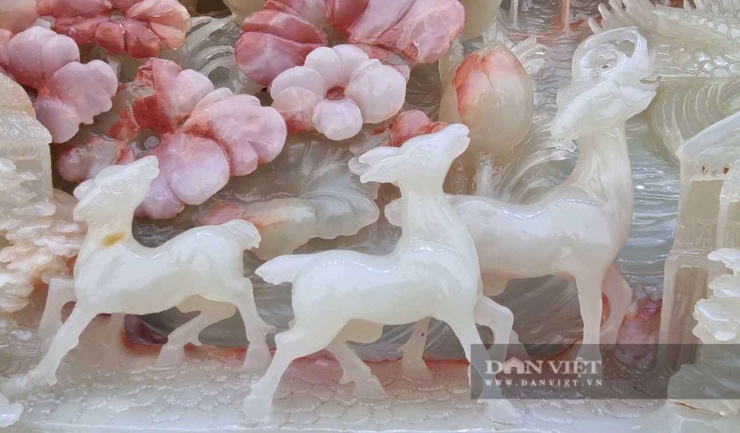 Hình con vật khắc trên bức tranh "Sơn thủy" độc đáo. Ảnh: Vũ Thượng