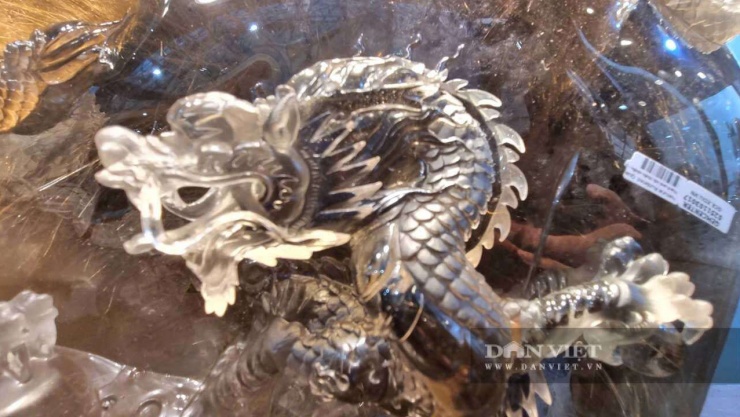 Cận cảnh hình một con rồng được khắc trên&nbsp;Tác phẩm "Cửu Long Tranh Châu". Ảnh: Vũ Thượng