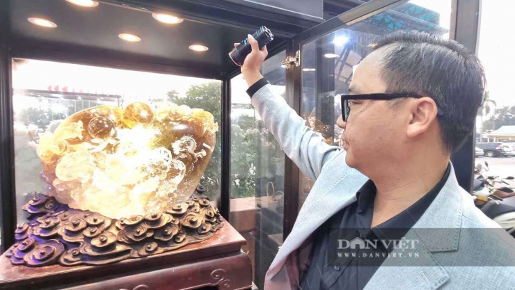 Tác phẩm "Cửu Long Tranh Châu" từ đá Thạch anh Topaz&nbsp; hiếm gặp. Ảnh: Vũ Thượng