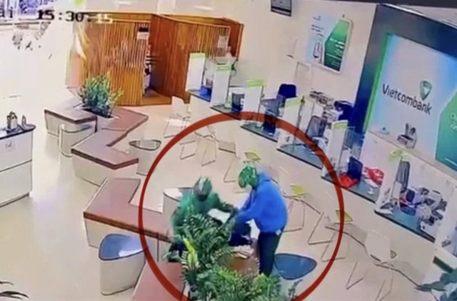 Đối tượng cướp ngân hàng ở Gia Lai có thể đối diện khung hình phạt cao nhất - 1