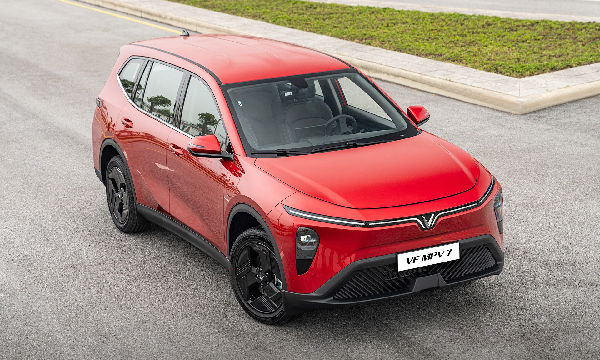 VinFast vừa công bố giá bán 819 triệu đồng cho mẫu xe MPV 7.