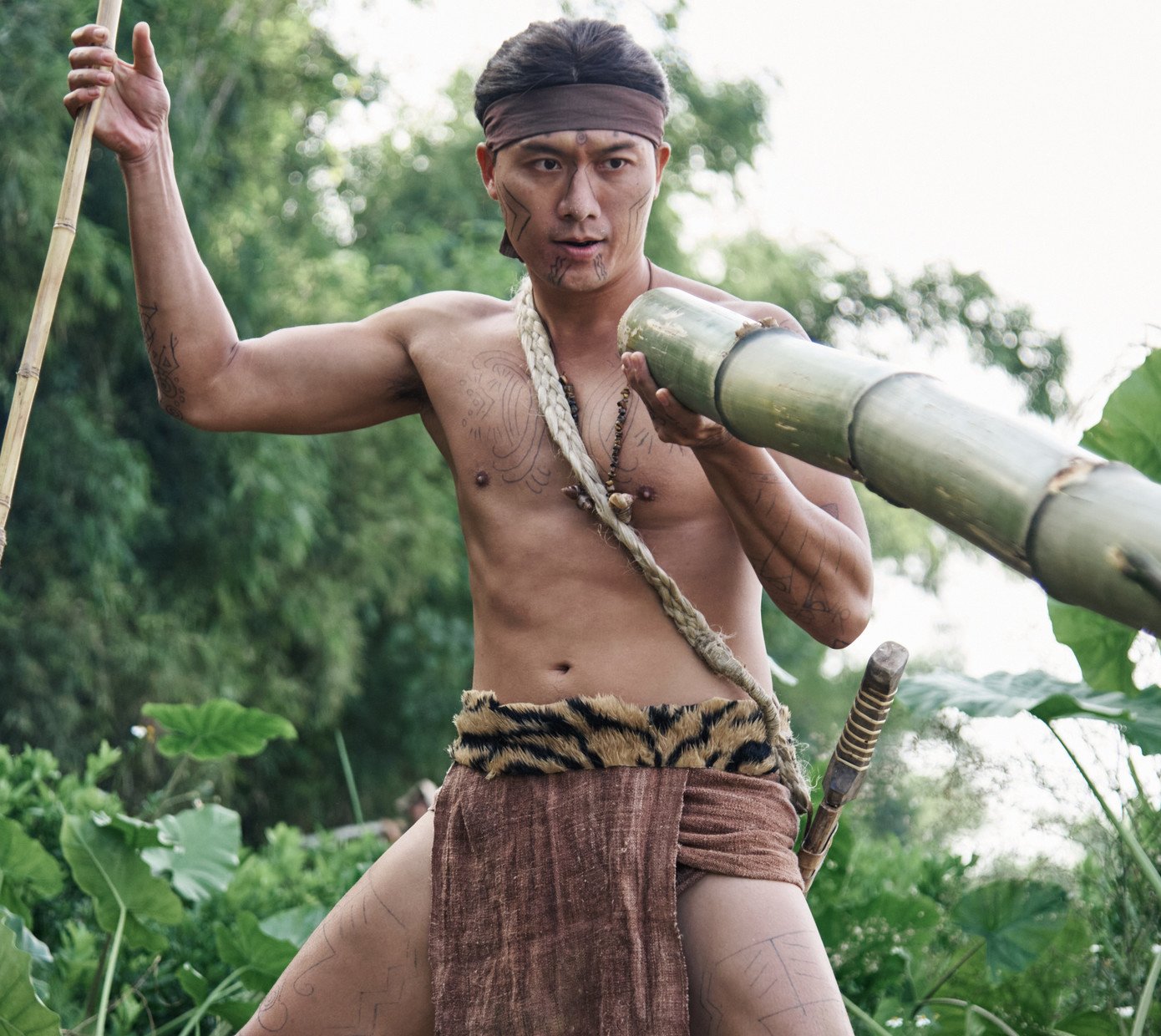 Dàn diễn viên nam khoe thân hình cơ bắp trong một số cảnh phim.