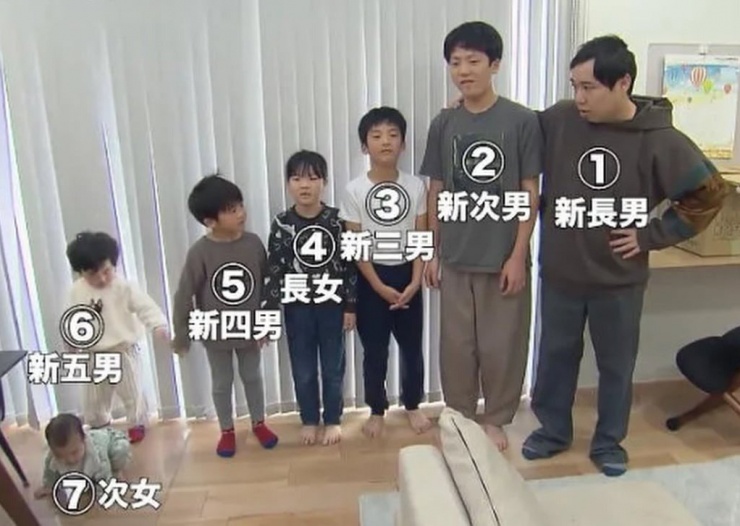 Kuranosuke (số 2) thay cha mẹ trông nom 5 người em.