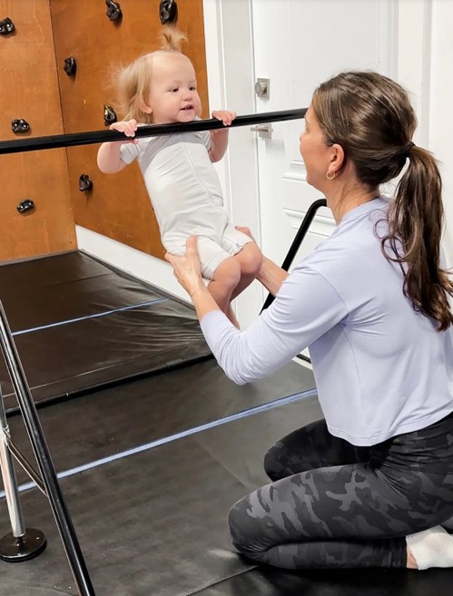 Em bé 8 tháng tuổi gây sốt với khả năng đu xà