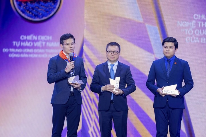 Các đại diện hạng mục Dự án Vì Việt Nam tôi nhận giải thưởng.