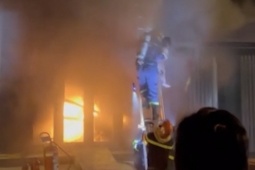 Cháy nhà ở TPHCM lúc rạng sáng, 4 người bị mắc kẹt