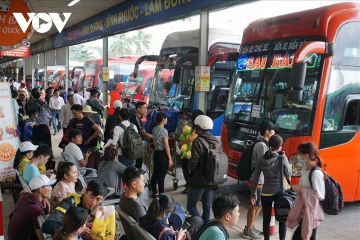 Khách đi lại dịp cao điểm Tết Nguyên đán tại bến xe Hà Nội tăng 3-4 lần ngày thường.