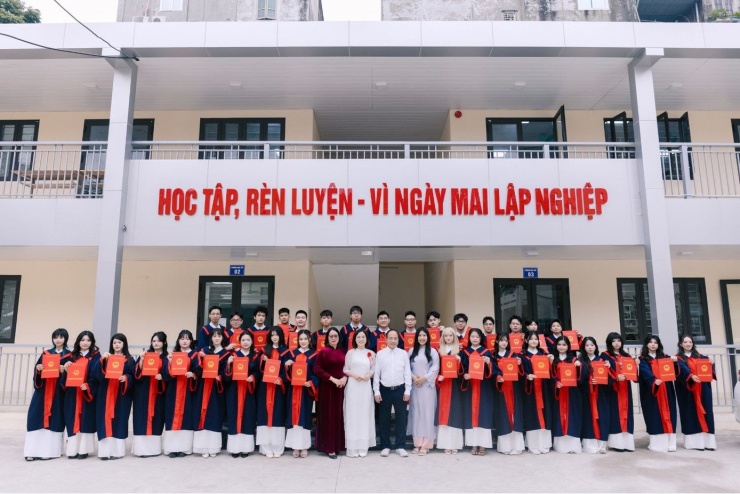 Độc lạ clip kỷ yếu triệu view: Khoe 